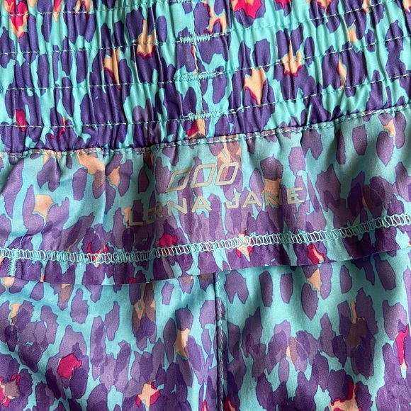 LORNA JANE | Multicolour print running shorts with dual zippered pockets - Picture 9 of 9